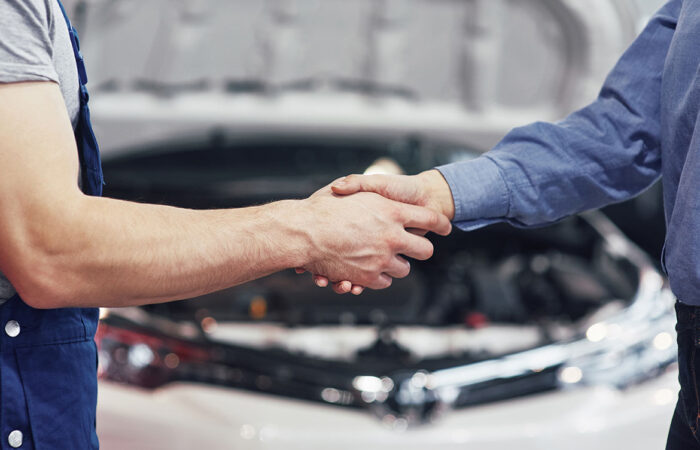 husband car mechanic woman customer make agreement repair car 拷貝 https://gonews.com.tw/wp-content/uploads/2021/02/husband-car-mechanic-woman-customer-make-agreement-repair-car-拷貝.jpg