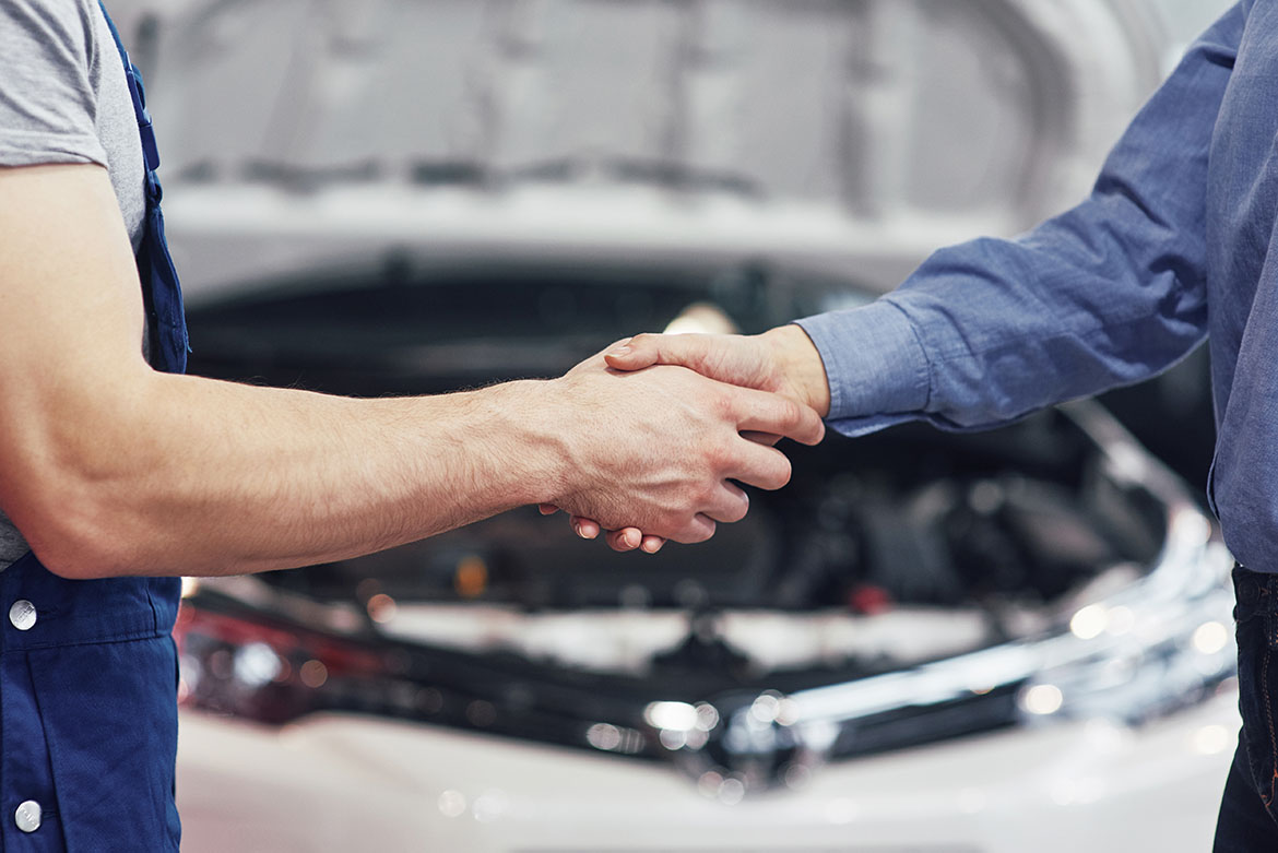 husband car mechanic woman customer make agreement repair car 拷貝 https://gonews.com.tw/wp-content/uploads/2021/02/husband-car-mechanic-woman-customer-make-agreement-repair-car-拷貝-optimized.jpg