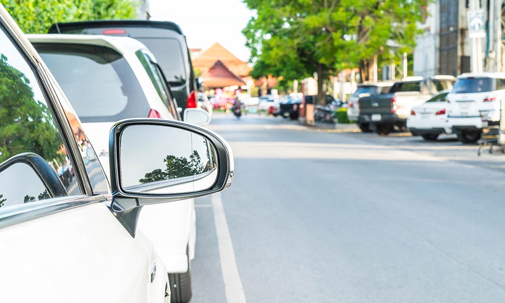 side rear view mirror modern car 拷貝 https://gonews.com.tw/wp-content/uploads/2021/04/路邊停車_01-拷貝-optimized.jpg