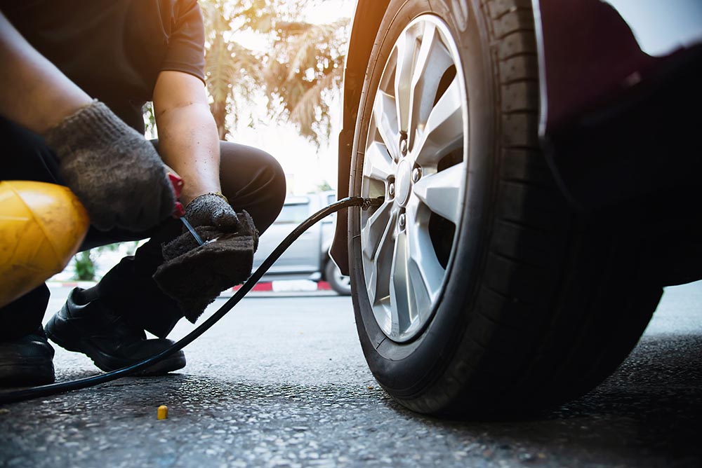 technician is inflate car tire car maintenance service transportation safety concept 拷貝 https://gonews.com.tw/wp-content/uploads/2021/05/胎壓_01-拷貝-optimized.jpg