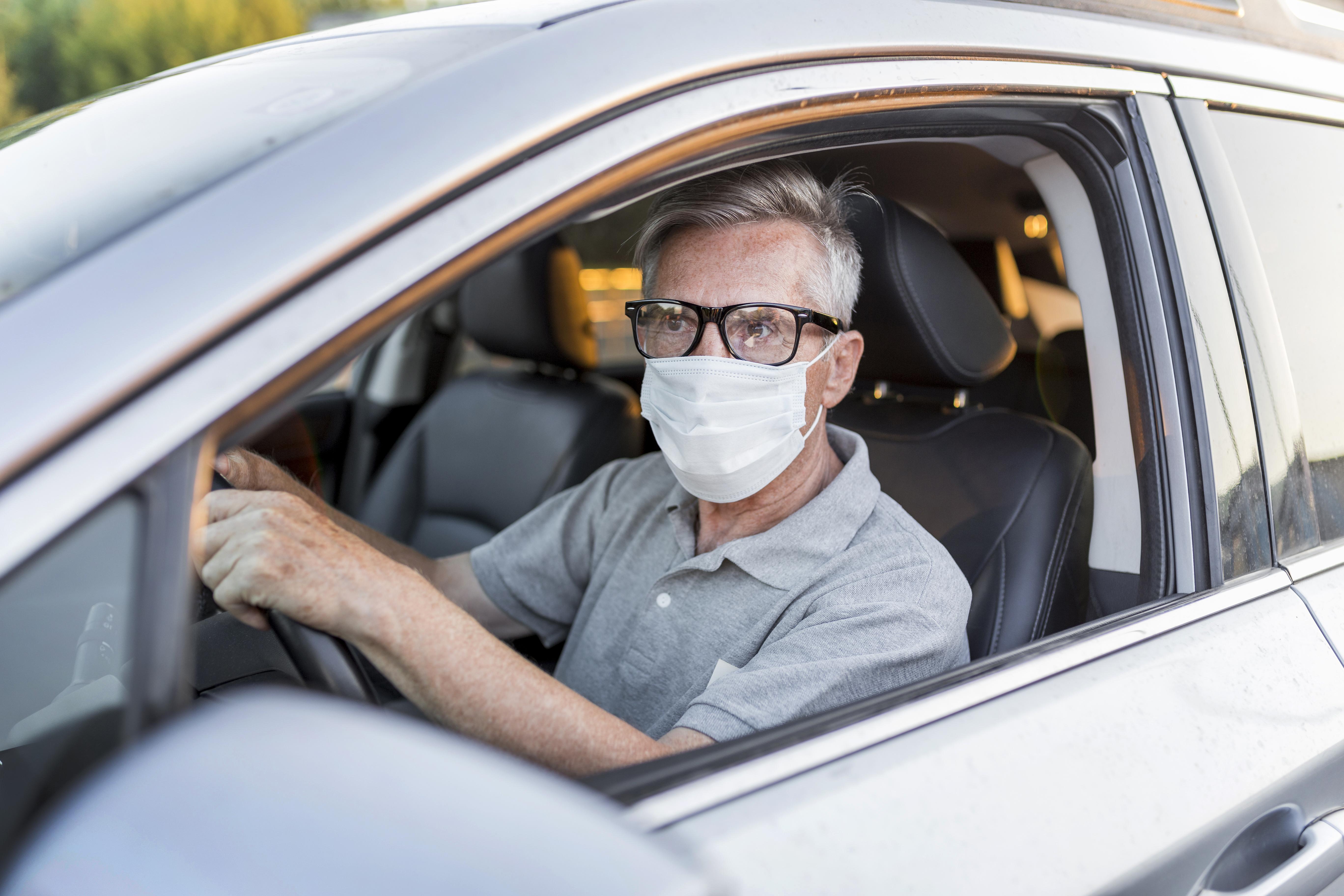 medium shot man with mask driving https://gonews.com.tw/wp-content/uploads/2024/07/高齡駕駛__Gonews-複本-optimized.jpg