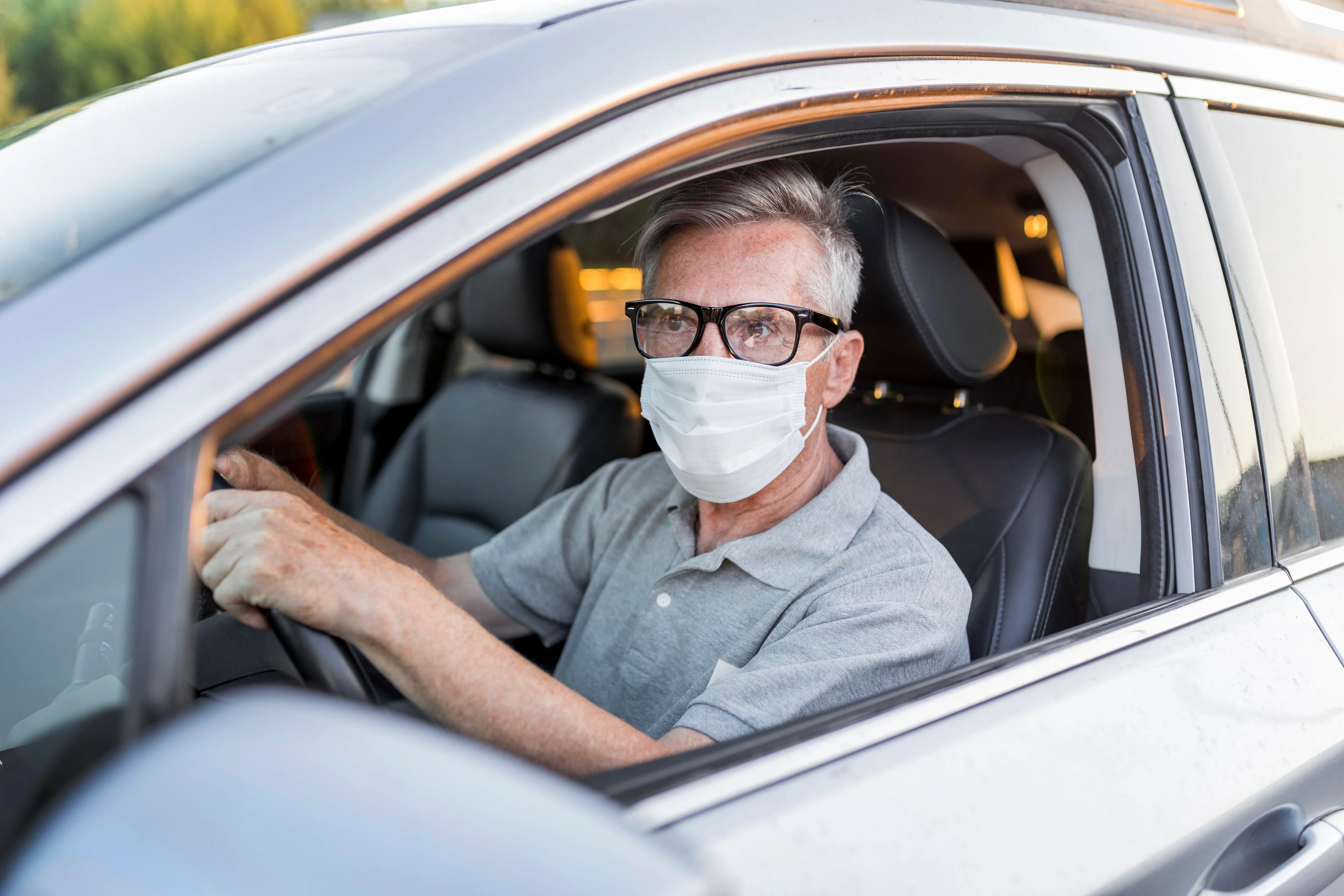 高齡駕駛適合上路嗎?高齡是幾歲?來看各國的駕照規定吧! medium shot man with mask driving https://gonews.com.tw/wp-content/uploads/2024/07/OlderDrivers.jpg
