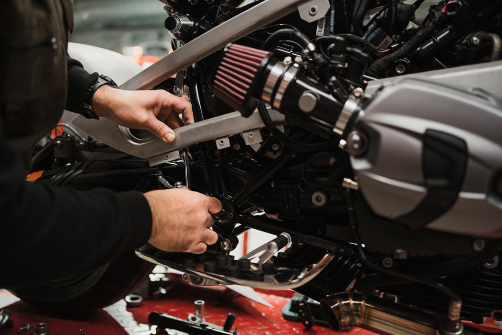 man fixing motorcycle modern workshop https://gonews.com.tw/wp-content/uploads/2024/10/moto__Gonews.jpg