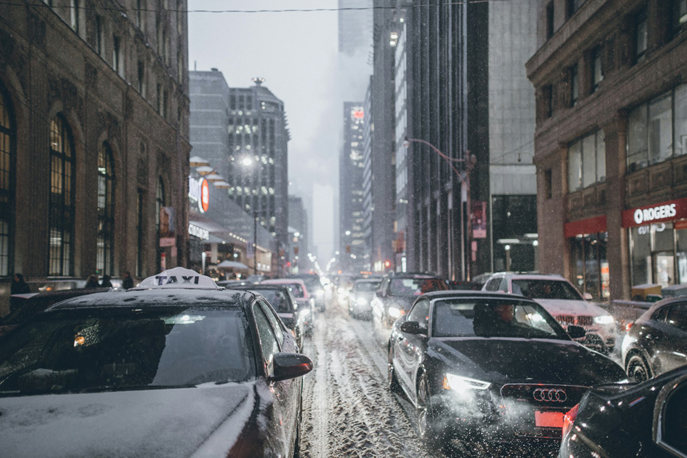 the car in the street in the cold day https://gonews.com.tw/wp-content/uploads/2025/01/winter_car__Gonews-複本.jpg