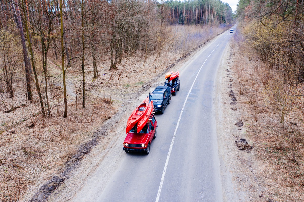 最容易釀禍又讓你措手不及!如何破解駕駛視線死角? several cars with kayaks roof rack driving road trees https://gonews.com.tw/wp-content/uploads/2025/05/blind-spot_new__Gonews-.png