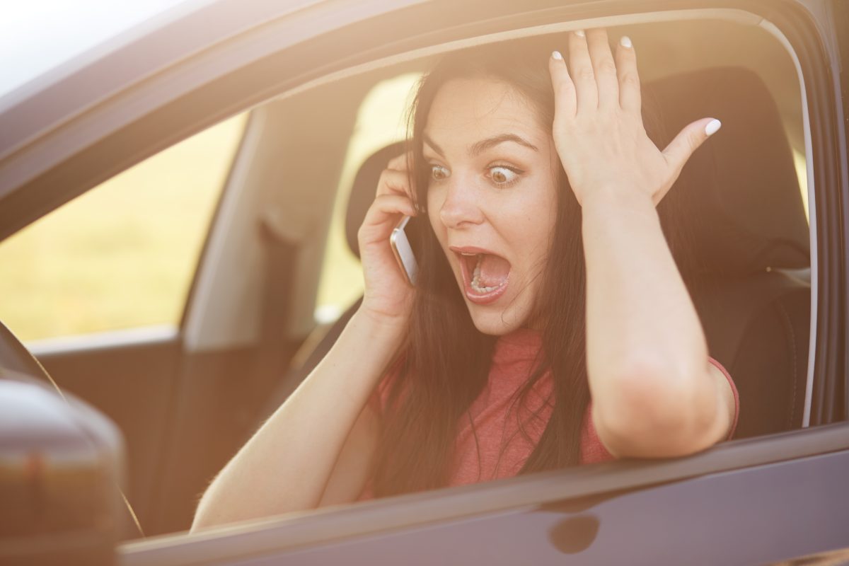 一握方向盤就火大?當心「路怒症」!路怒症檢測+解壓妙招 female driver doesnt know how repair car makes call husband via cellular stares with surprisement fear https://gonews.com.tw/wp-content/uploads/2025/05/Road-rage__Gonews.jpg