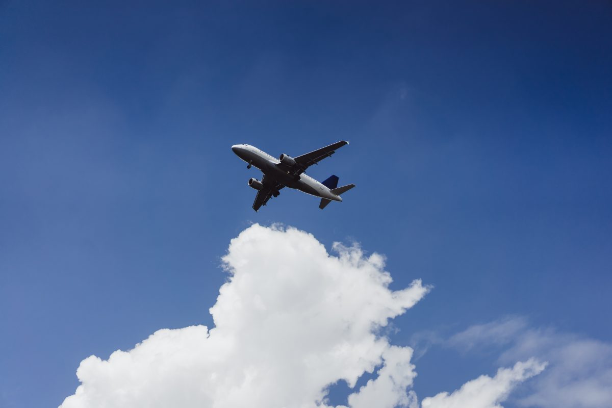 原來如此!【飛機冷知識大揭密】一次告訴你! plane is flying blue sky https://gonews.com.tw/wp-content/uploads/2025/05/a_Gonews-1-1.png