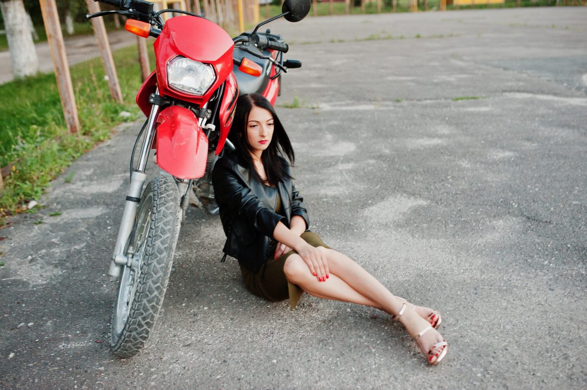 機車自摔、自撞事故理賠懶人包|3種狀況,小心保險理賠遭拒 portrait cool awesome woman black leather jacket sitting by cool red bike 1 https://gonews.com.tw/wp-content/uploads/2025/07/falldown__Gonews-.png