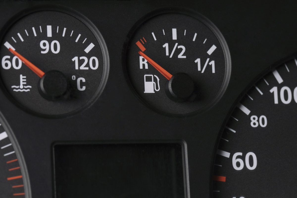 close up fuel level gauge vehicle 1 https://gonews.com.tw/wp-content/uploads/2025/08/油耗-上__Gonews-.png