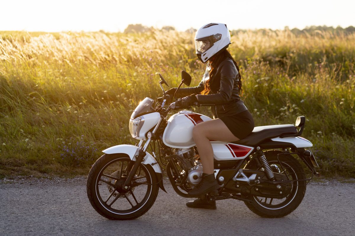 side view woman riding motorcycle with helmet 1 https://gonews.com.tw/wp-content/uploads/2025/08/煞車__Gonews-.png