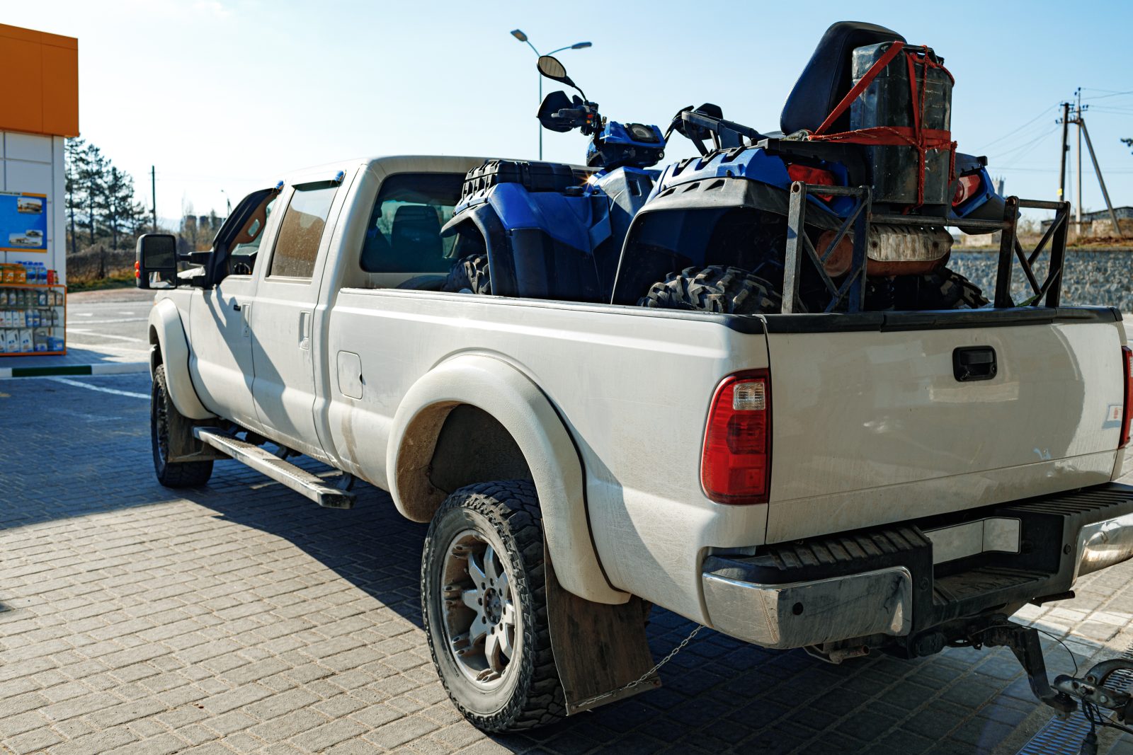 white pickup truck loaded with atv near gas station https://gonews.com.tw/wp-content/uploads/2025/11/__-zhuangzaihuowu-gonews-1-1.jpg