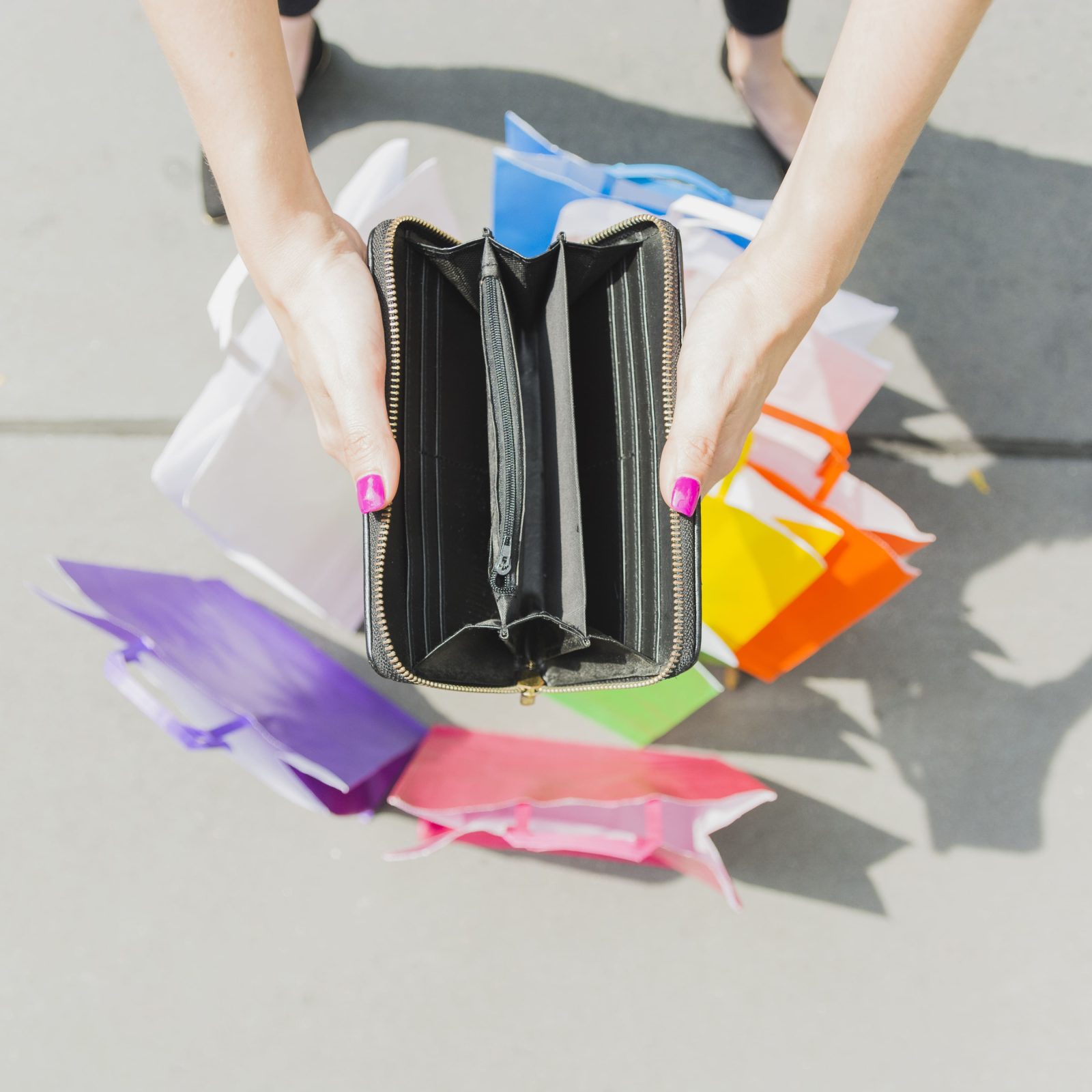 hands holding empty wallet 1 https://gonews.com.tw/wp-content/uploads/2025/12/chuanzijiuzhu1211-gonews-1-1.jpg