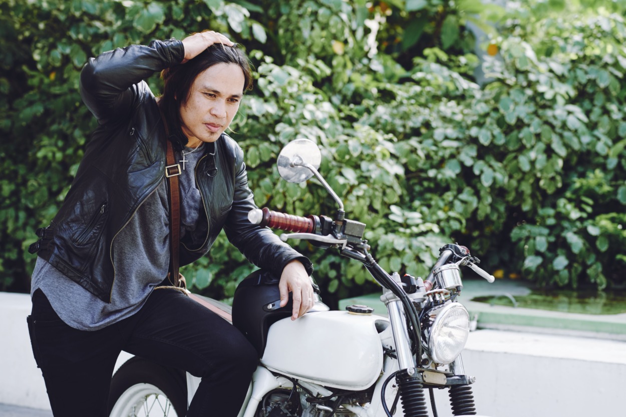 side view long haired biker leather jacket posing his motorbike outdoors 1 https://gonews.com.tw/wp-content/uploads/2026/04/jichetingche-gonews-.jpg
